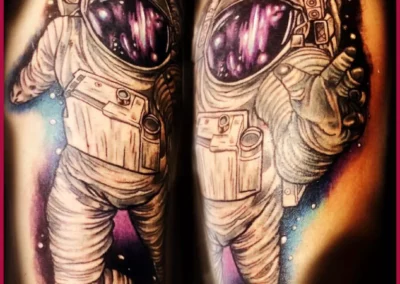 Farbiges Arm Tattoo - Ein Astronaut