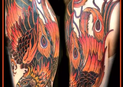 Farbiges Arm Tattoo - Ein Phönix