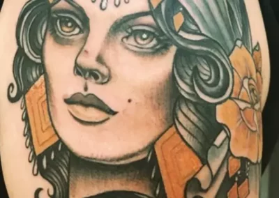 Farbiges Arm Tattoo - Dunkelhaarige junge Frau mit mit Steinenverziertes Kopfband