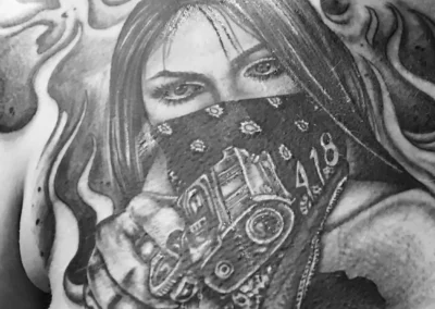 Schwarz-weißes Brust Tattoo - Frau mit gezogener Waffe und einem Tuch vor dem Mund