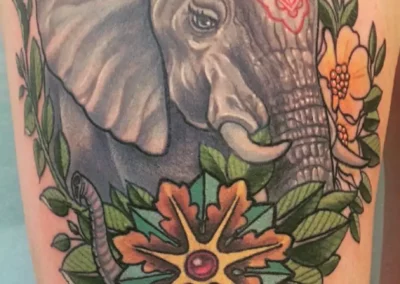 Farbiges Bein Tattoo - Elefant umschlossen von Blüten