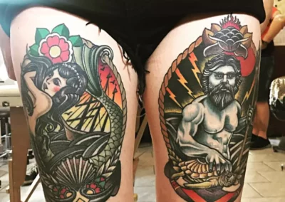Farbiges Bein Tattoos - Meerjungfrau und Zeus