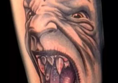 Farbiges Arm Tattoo - Vampir mit Drudenfuß auf der Stirn