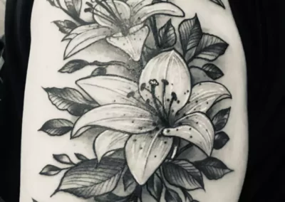 Schwarz-weißes Arm Tattoo - verschiedene Blüten mit Blättern