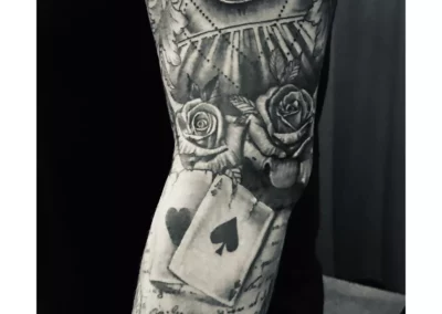 Schwarz-weißes Arm Tattoo - Verschiedene Motive fügen sich zu einem Gesamtbild zusammen