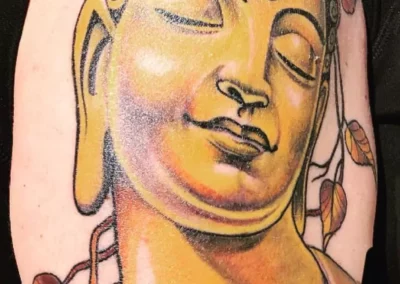 Farbiges Arm Tattoo - Goldene Buddha