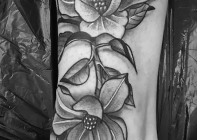 Schwarz-weißes Bein Tattoo - Blüten die sich das Bein entlangranken