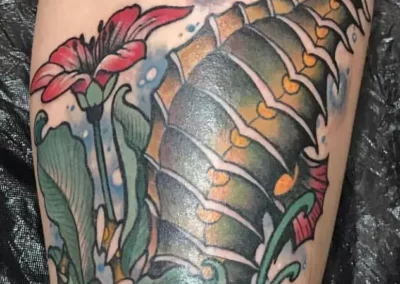 Farbiges Bein Tattoo - Ein Seepferdchen rankt sich um eine Blume