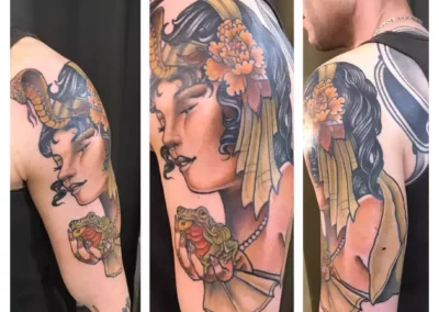Farbiges Arm Tattoo - Ein Kopf einer asiatischen Frau mit einem Frosch in der Hand